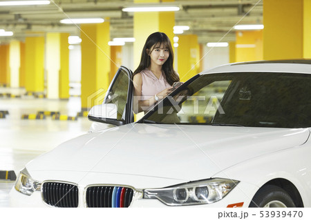 自動車 ビジネスウーマン ビジネス 53939470