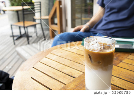 カフェテラスのテーブルの上にあるアイスカフェラテ 53939789