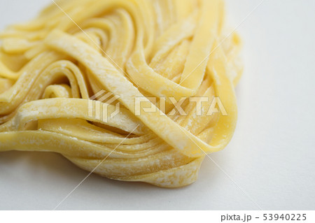 フェットチーネ　フィットチーネ　生パスタ　小麦粉　麺類　イタリアン　白バック　食べ物　フード 53940225