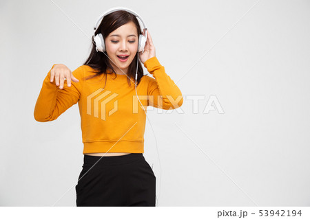 Young Asian beauty woman listening music Young Asian beauty woman listening music 53942194