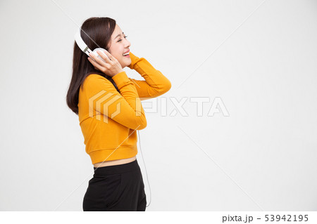 Young Asian beauty woman listening music Young Asian beauty woman listening music 53942195