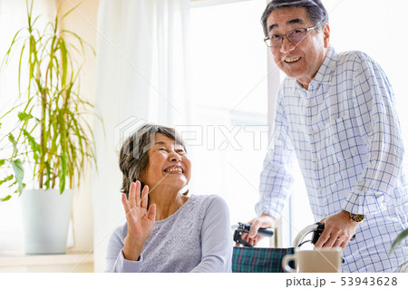 シニア　車椅子　充実の日々 53943628