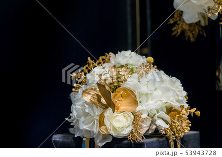 レセプションエリア 花壁 花飾り 結婚式場イメージ 披露宴スタッフイメージ パーティー フラワーアレの写真素材