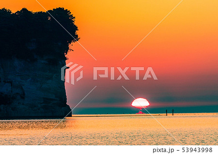 （富山県）氷見港　阿尾城跡　日の出　だるま朝日 53943998