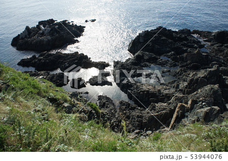 崖から見下ろす海の岩場 53944076