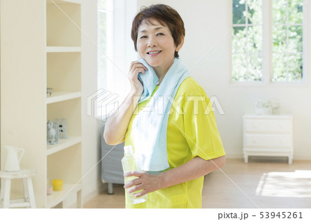 タオルで顔を拭く笑顔のシニア女性 53945261