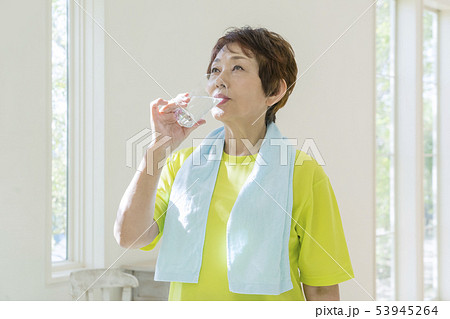 ガラスコップで水を飲むシニア女性 ガラスコップで水を飲むシニア女性 53945264