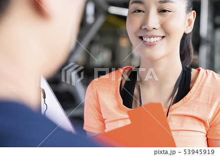 女性　スポーツウェア　スタッフ 53945919