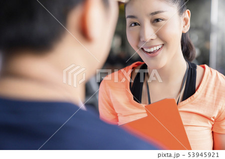 女性　スポーツウェア　スタッフ 53945921