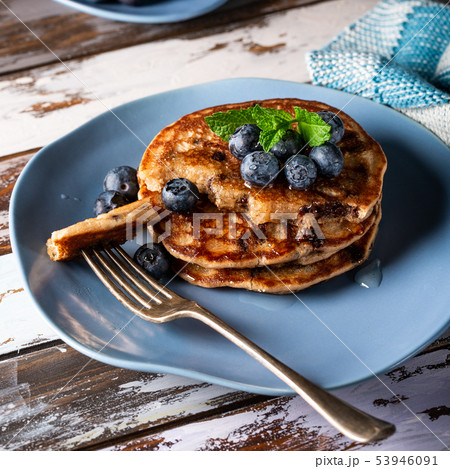 Delicious pancakes with chocolate drops 53946091