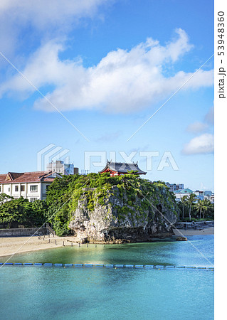 沖縄の那覇市にある波の上ビーチと崖の上から透き通る青色の海を見下ろす波上宮 53948360