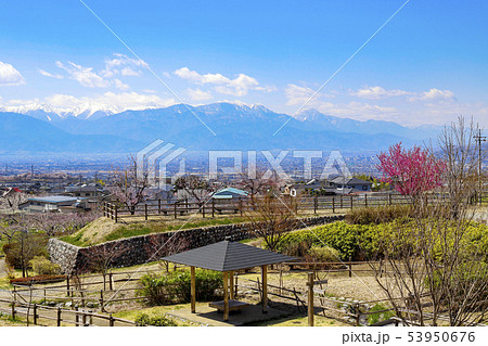 【山梨県】春のみさか桃源郷公園からの眺望 【山梨県】春のみさか桃源郷公園からの眺望 53950676