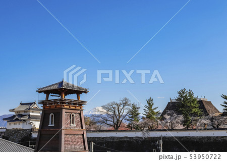 【山梨県】国の史跡・甲府城と時の鐘と富士山 53950722