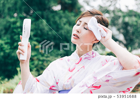 ハンディ扇風機を使う浴衣の女性 53951688