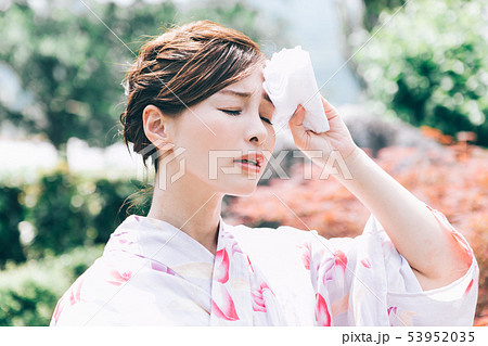 汗を拭く浴衣の女性 53952035