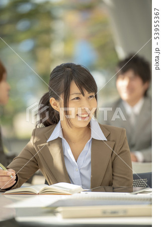 打ち合わせをするビジネスウーマン 打ち合わせをするビジネスウーマン 53955367