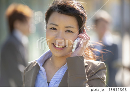 電話をかけるビジネスウーマン 53955368