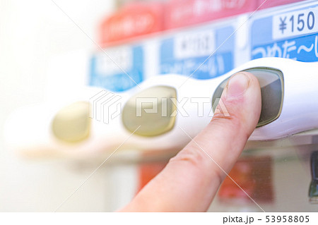 自動販売機　購入　夏 53958805
