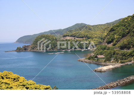 福井県小浜市田烏より、日本海・若狭湾(矢代湾)の美しい海を望む。(矢代湾は若狭湾の支湾) 福井県小浜市田烏より、日本海・若狭湾(矢代湾)の美しい海を望む。(矢代湾は若狭湾の支湾) 53958808