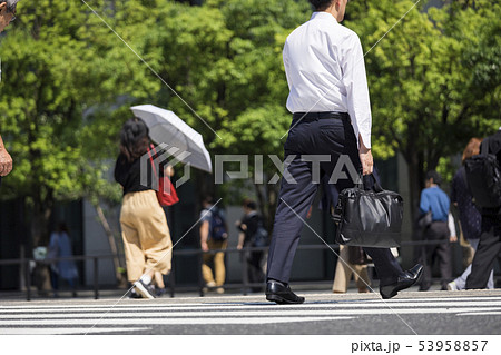 横断歩道を渡るビジネスマン 53958857