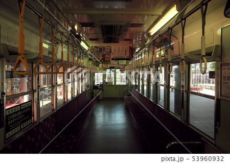 嵐電　電車内 53960932