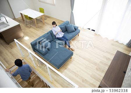 リビングダイニングで過ごすカップル 俯瞰の写真素材