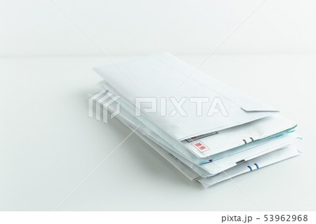 たまった郵便物の山　【白背景】 53962968