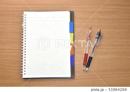 【ビジネスシーン】会議_打ち合わせ_ミーティング_メモ帳とペン 【ビジネスシーン】会議_打ち合わせ_ミーティング_メモ帳とペン 53964269