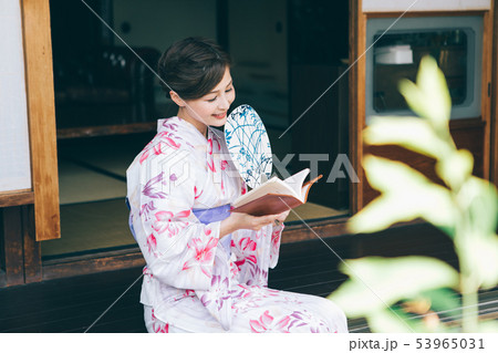 縁側で本を読む浴衣の女性 縁側で本を読む浴衣の女性 53965031