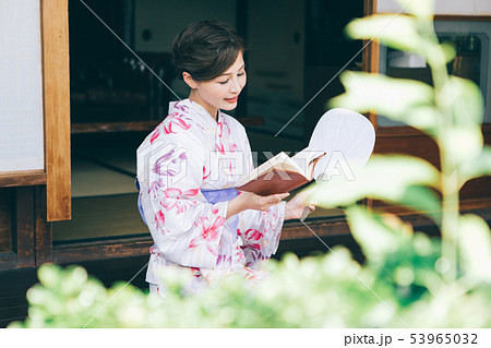 縁側で本を読む浴衣の女性 縁側で本を読む浴衣の女性 53965032
