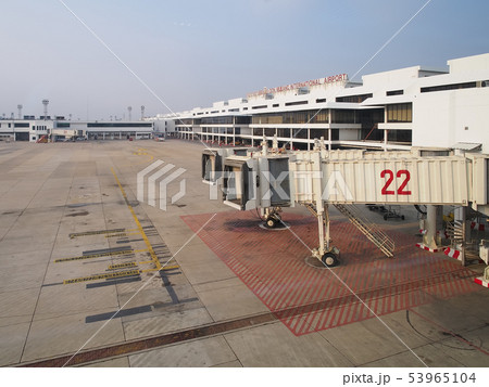 バンコク ドンムアン空港 駐機場 タラップ ランプ / Don Mueang Airport 53965104
