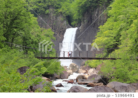苗名滝と吊り橋とカップルと 苗名滝と吊り橋とカップルと 53966491
