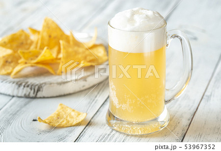 Mug of beer with tortilla chips 53967352