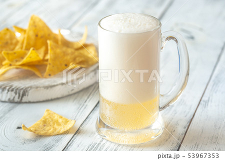 Mug of beer with tortilla chips 53967353