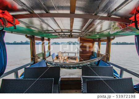 ベトナム　ミトー　メコン川クルーズ船　内部からの光景	 53972198