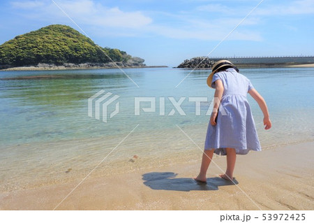海辺で遊ぶ女の子 53972425
