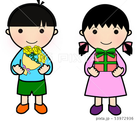 プレゼントとバラの花束を持つ男の子と女の子 プレゼントとバラの花束を持つ男の子と女の子 53972936