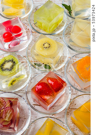 きれいなフルーツゼリー　Colorful sweet delicious fruit jelly 53973424
