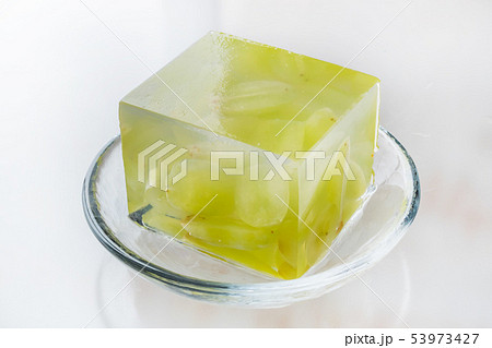 きれいなフルーツゼリー Colorful sweet delicious fruit jelly きれいなフルーツゼリー Colorful sweet delicious fruit jelly 53973427