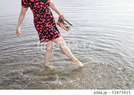 水を蹴る女性 53973915