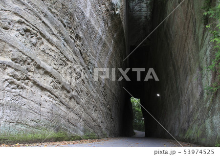 燈籠坂大師の切通しトンネル（旧城山隧道） 53974525