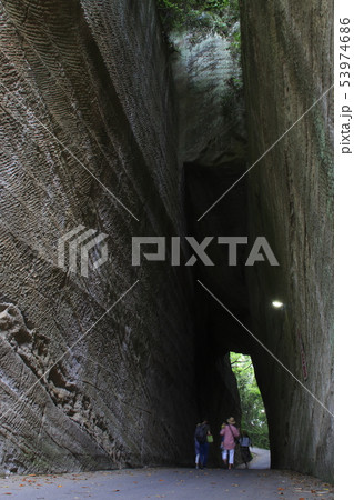燈籠坂大師の切通しトンネルと観光客 53974686