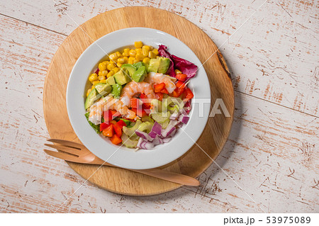 サラダ Trendy healthy food chopped salad サラダ Trendy healthy food chopped salad 53975089