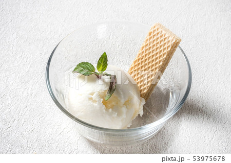 アイスクリーム　ジェラート　Midsummer cold ice cream 53975678