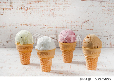 アイスクリーム　ジェラート　Midsummer cold ice cream 53975695