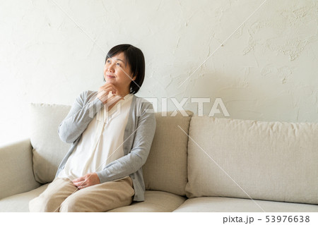 ミドル　女性 53976638