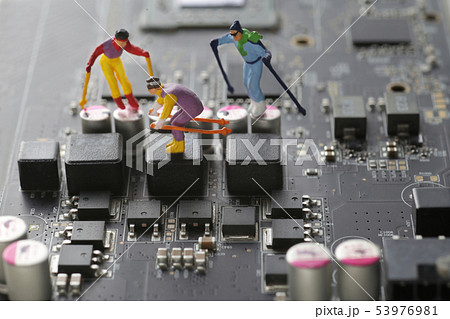 パソコンの基盤の上にいるスキーヤーたち パソコンの基盤の上にいるスキーヤーたち 53976981