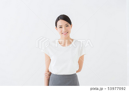 ビジネス　20代女性（白背景） 53977092