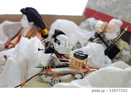マスクをして埃をかぶり箱に収納された雛人形たち 53977201