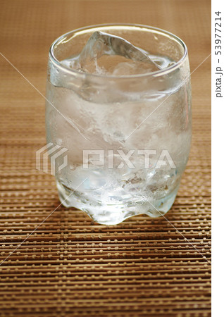 焼酎 泡盛 ロック 焼酎ロック 泡盛ロック 水 ロック氷 ロックアイス グラス コピースペース 焼酎 泡盛 ロック 焼酎ロック 泡盛ロック 水 ロック氷 ロックアイス グラス コピースペース 53977214